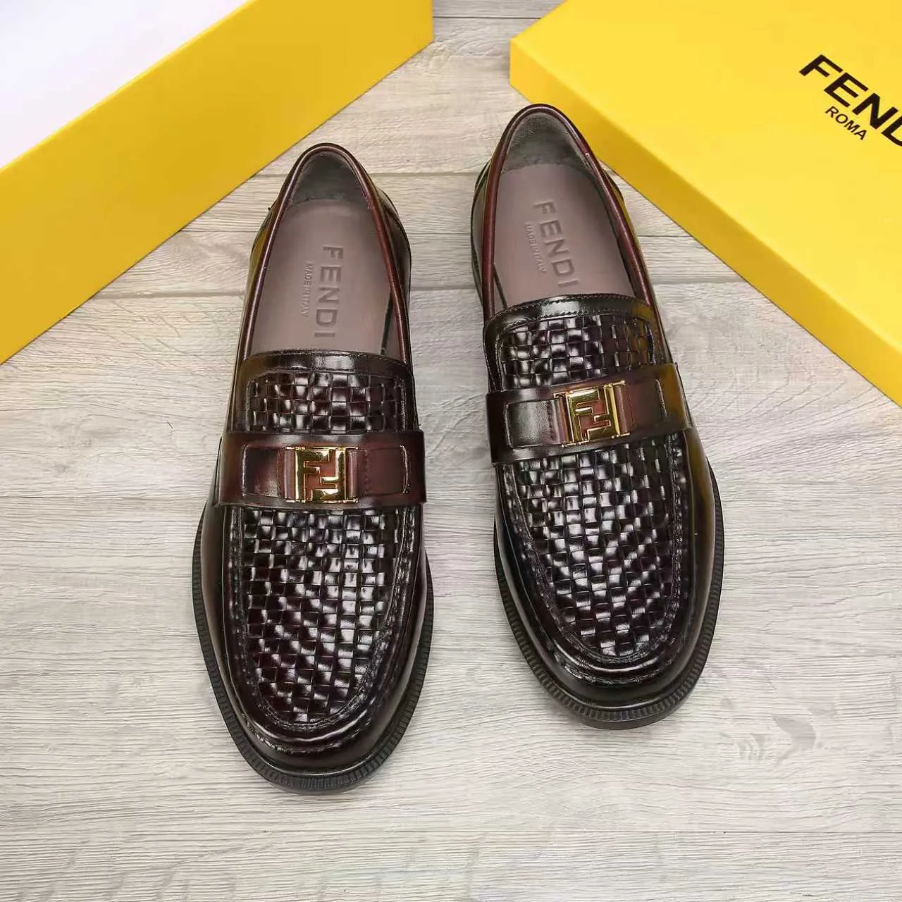 Men's men's shoes 💰 540 💰 Water dyed cowhide 🆘 The latest FENDI ( Fendi ) new casual leather shoes 🕶️🕶️ Simple routing effect, showing an elegant and cool driving shoe 🎬Made of Italian 🇮🇹 imported calfskin + first-layer water-dyed cowhide lining🐂Excellent material🎬Detailed workmanship 🤗Comfortable foot feel➰➰. ​Pair it with any outfit to show your taste and temperament, low-key luxury ♻️Design ​simple and elegant ​noble and fashionable 🍃​Very loved and favored by trendy men 💓❤️Size: 38-44 2⃣️colors available